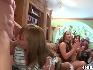 Толстые телочки возбудились от голого стриптизера