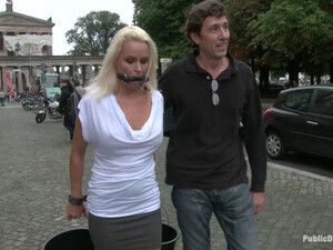 Порно унижение на улице симпатичной блондинки