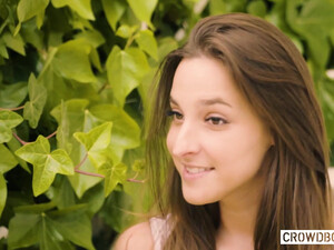 Мастурбируют пизду телки в жестком групповом порно