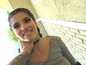 Сисястую брюнетку жестко трахают в рот во время хардкора