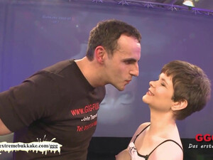 Мужики обкончали личико симпатичной шлюхи